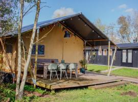 Glamping-tent 'Yatra Nirvana' met privé keuken en regendouche，位于赫劳的豪华帐篷营地
