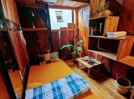 Coliving The GK House, cheap, Bungalow, rooftop and restaurant, city center, local experience，位于胡志明市的胶囊旅馆