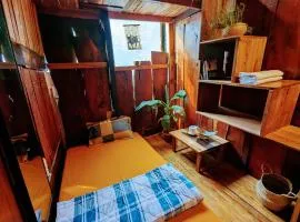 Coliving The GK House, cheap, Bungalow, rooftop and restaurant, city center, local experience