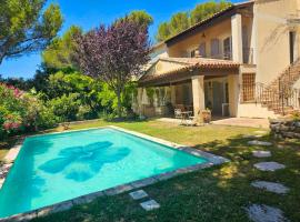 Villa de 5 chambres avec piscine privee jardin clos et wifi a Salon de Provence.，位于普罗旺斯地区萨隆的乡村别墅