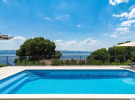 VILLA B2B with heated pool and panoramic sea views，位于奥米什的酒店