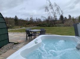 Tawny Owl Pod with Hot Tub，位于奥本的酒店