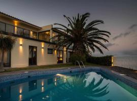 Zula House - Stunning designer villa in spectacular location，位于卡尼索的住宿加早餐旅馆