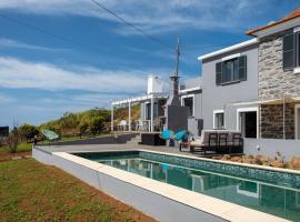 GuestReady - Quiet house & heated pool w sea view，位于普拉泽里什的住宿加早餐旅馆