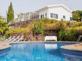 Vila da Falésia-With Pool and views，位于卡尼索的酒店