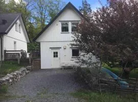 Eget hus i Tyresö Trollbäcken, kanoter ingår.