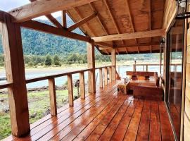 Casa con vista panoramica a rio，位于La Junta的木屋