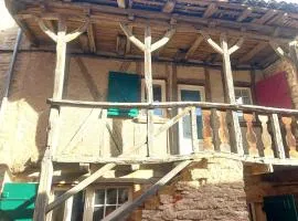 Maison médiévale avec jardin dans charmant village