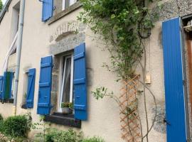 Original and quirky village home，位于Giat的酒店