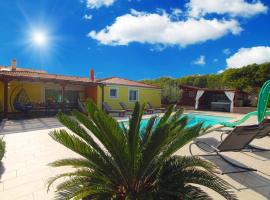 Ferienhaus mit Privatpool für 8 Personen ca 130 qm in Loborika, Istrien Südküste von Istrien，位于罗波里卡的度假屋