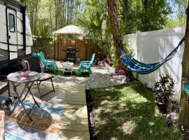 Garden Paradise RV Camper near Clearwater Beaches，位于拉哥的酒店