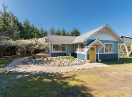 Sequim Escape with Gas Grill and Deck, Walk to Beach!，位于塞奎姆的酒店