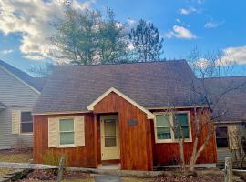 Cozy Mountain Cabin on Resort Property in Cultural Berkshire，位于汉考克的酒店