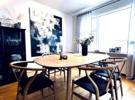 Lovely 2 bedroom apartment with a large own patio，位于Garðabær的酒店