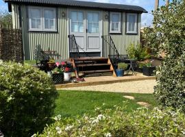 Cotswold shepherd hut with hot tub and sauna Dog friendly，位于Charlton的露营地