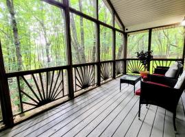 Frolic on Fern by AvantStay Enclosed Deck w Forest Views Bar，位于Blakeslee的度假屋