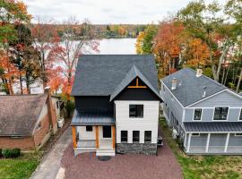 Lakeside Serenity by AvantStay Lakefront Newly Built Deck w Views，位于White Haven的度假屋