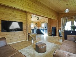 Stag Lodge - Uk46921，位于福尔柯克的带按摩浴缸的酒店