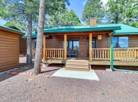 Near Lakes and Trails Pet-Friendly Cabin in Arizona，位于Overgaard的酒店
