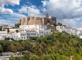 TRADITIONAL STUDIO Chora Patmos，位于帕特莫斯圣约翰迪瓦恩修道院附近的酒店