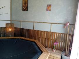 CABANE, BUNGALOW, BULLE ET SPA LE REFUGE ZEN ET BIEN ETRE，位于Montpouillan的豪华帐篷