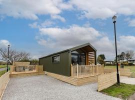 Lowfield Lodge & Hot Tub - Humberston Fitties Beach，位于克利索普斯的酒店