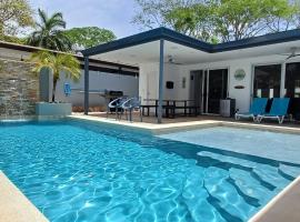 Playa Potrero - modern 3 BR home centrally located - Casa Coastal Serenity，位于瓜纳卡斯特的酒店