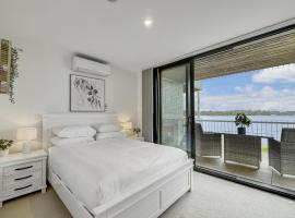 Chic 3-Bed Seafront Retreat by Beach，位于巴特曼斯贝的酒店