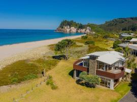 Hosts on the Coast Beachside Beauty in Whiritoa，位于Whiritoa的酒店