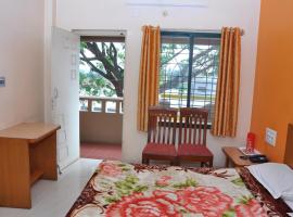Vinayaka Deluxe Lodge，位于库斯哈尔纳加尔的酒店