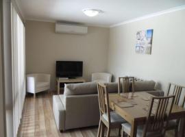 Little Sanctuary Your Perfect Getaway, A Short Stroll to Palm Beach，位于圣殿海岬的酒店