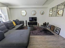 Modern Retreat in District Six，位于开普敦Good Hope Centre附近的酒店