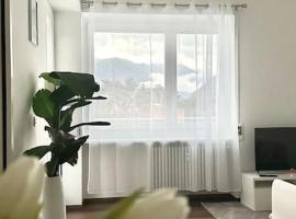 Luxury apartment with view (1min from lake/center)，位于科莫的酒店