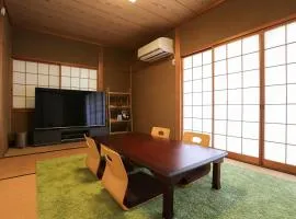 1日1組限定の貸切の民泊です全館禁煙です屋外喫煙所無し間取りは2LDkです毎年12月8日から2月28日の駐車場は使用不可能です