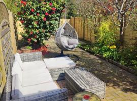 Beautiful Bexhill Cottage with garden 3 mins walk to beach，位于贝克斯希尔的酒店