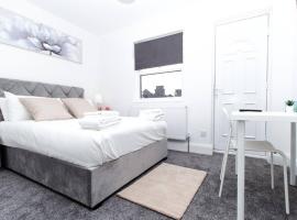 SAV - 4 Bed Town House, Harrow，位于哈罗的酒店