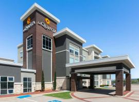 La Quinta Inn & Suites by Wyndham Ft Worth-Burleson，位于伯利森的酒店