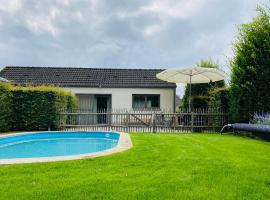 Beautiful Villa with swimming pool in Zonhoven，位于亨克的乡村别墅