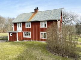 Red cottage located close to forest and land outside Virserum，位于Järnforsen的度假屋