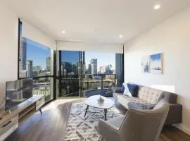 Central Location 1BR APT w City view South BNE