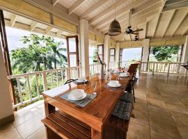 Tropical Paradise, Oceanfront Home in the Jungle，位于博卡斯德尔托罗的酒店