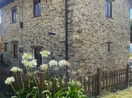 Casita feliz entre montañas y cerca del mar