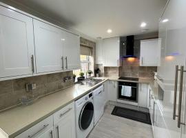 Addlestone Stylish Spacious Three Bedroom House，位于阿德尔斯通的酒店