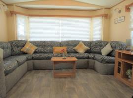 Modern 2 Bedroom Static Caravan - Lyons Kingsley Holiday Park - Pensarn, Abergele - Pet Friendly，位于阿贝尔格莱的酒店