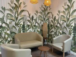 Logis Hôtel Lucotel，位于朗沃隆的酒店