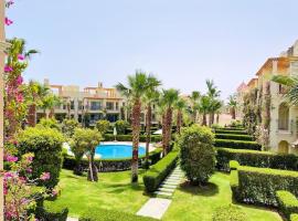 Stunning Pool View 1bed Private Beach Clubs, Veranda Sahl Hasheesh，位于赫尔格达的海滩短租房