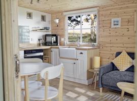 Scandi Cabin On A Hill, With Stunning Views Across Cornwall，位于Nancledra的酒店