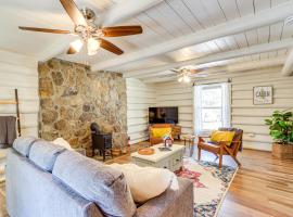 Dog-Friendly Hiawassee Cabin with Decks and Fire Pit!，位于海厄沃西的酒店