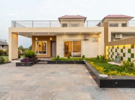 Alaya Heaven in Hills Luxe 2BHK Villa with Pvt Pool, Udaipur，位于乌代浦的乡村别墅