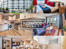 Spacious 2 Bed 2 Bath Apartment, Near Train Station, FREE Parking By REDWOOD STAYS，位于沃金的公寓